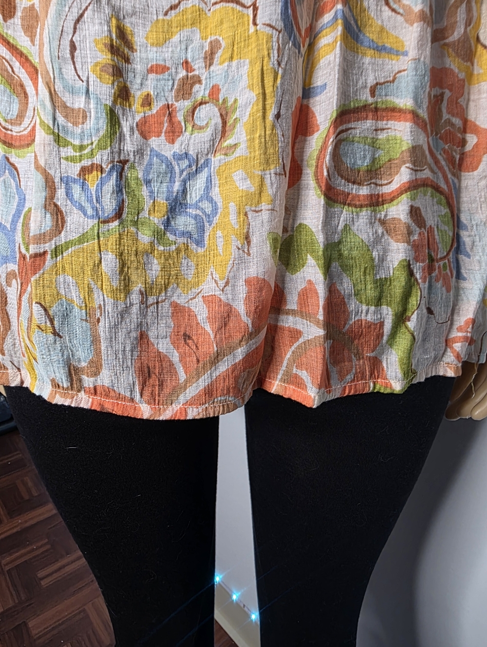 Vince Camuto Multicolor Floral Scoop-Neck Button Front Tunic Size US/XL - Picture 5 of 11